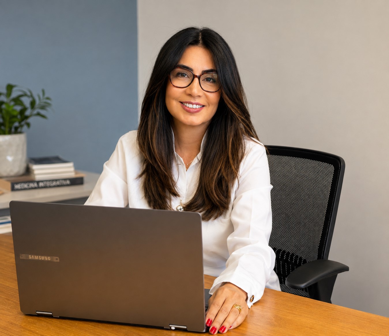 Dra. Daniela Chagas, ginecologista especialista em menopausa e terapia hormonal, em seu consultório em São Paulo